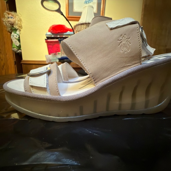 $240 FLY London platform wedge shoes size 40 white and taupe/tan - Picture 6 of 16